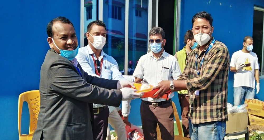 प्रेस संगठन कैलालीले गर्यो सञ्चारकर्मीलाई लाइभ ज्याकेटसँगै स्वास्थ्य सामग्री वितरण