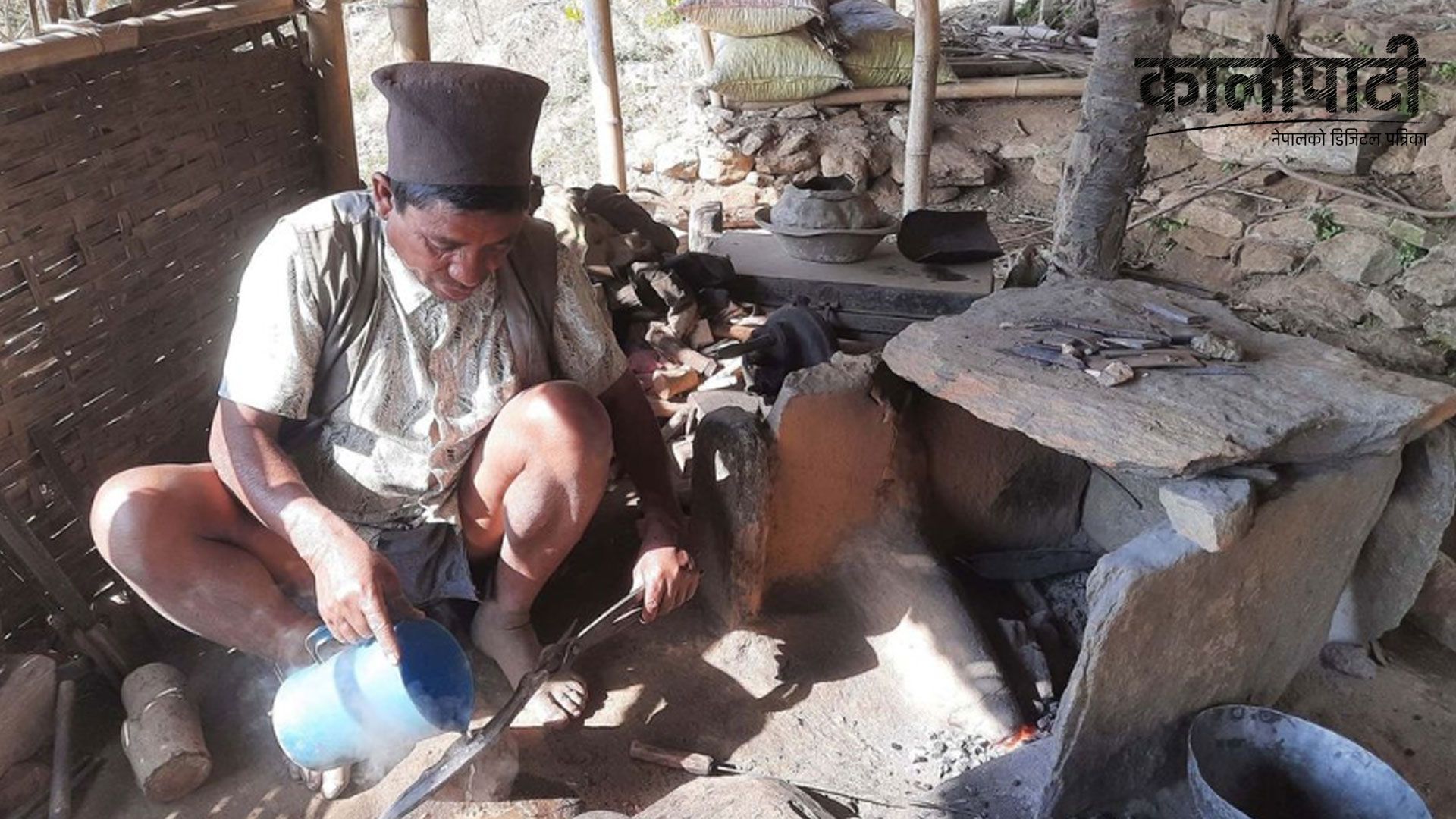 आरन पेशा सङ्कटमा पर्दै गएपछि विश्वकर्मा भन्छन्, -‘पेशा छाडौँ खान केही छैन, नछाडौँ कति दुःख गरिरहने ?’