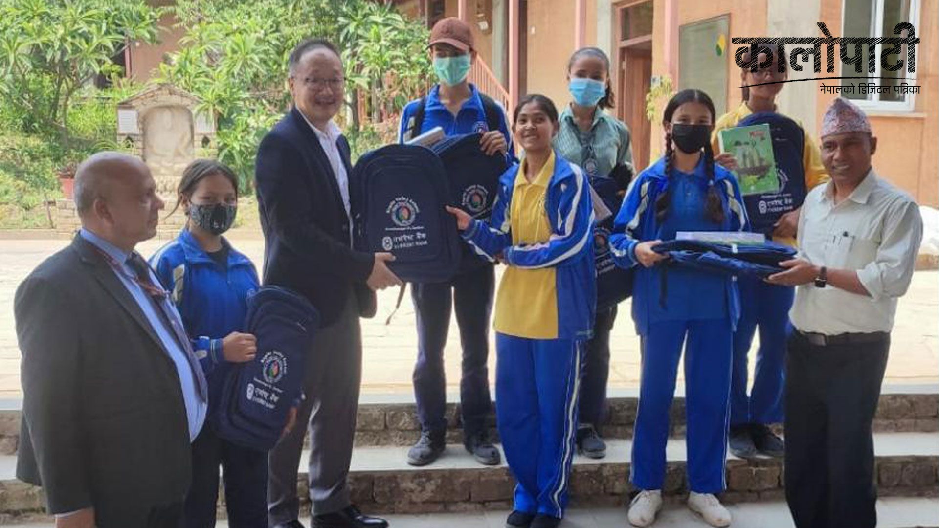 एभरेष्ट बैंकद्वारा अस्पताललाई मेडिकल उपकरण प्रदानको साथै विद्यार्थीहरुलाई ब्याग हस्तान्तरण