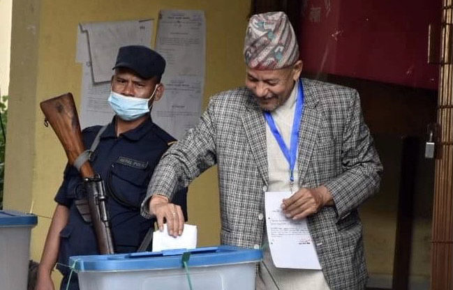 कामपा प्रमुखका उम्मेदवार स्थापितद्वारा मतदान