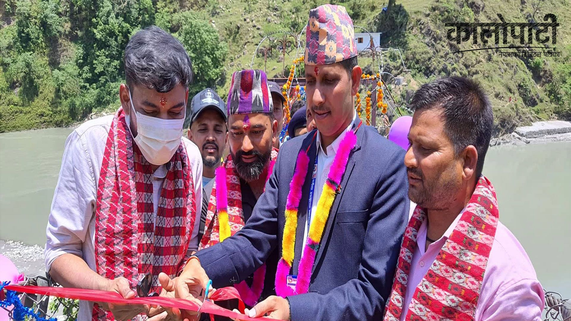 महाकाली नदीमाथि दुईवटा झोलुङ्गे पुल निर्माण, जोखिम मोलेर आउजाउ गर्नुपर्ने अवस्थाको अन्त्य