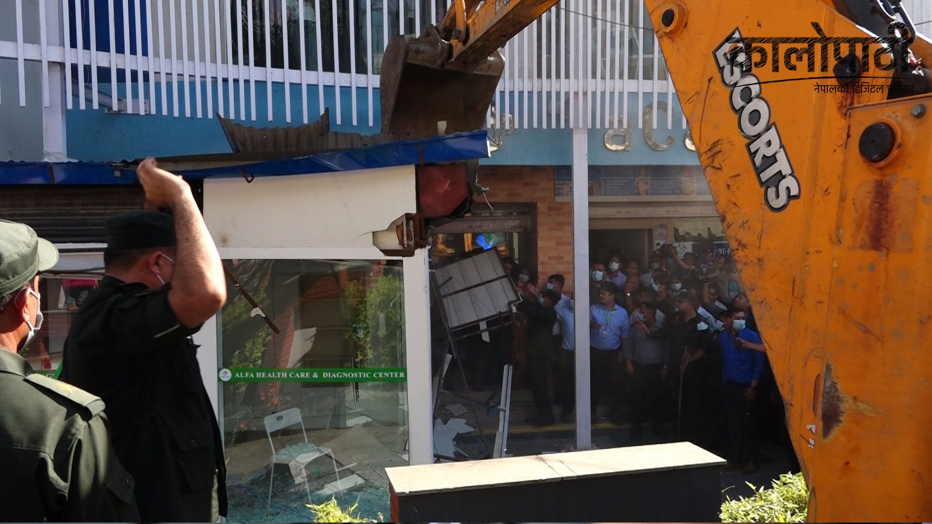 मेयर बालेनले  डोजरको प्रयोग गरि हटाए अल्फाबिटाको अवैध संरचना